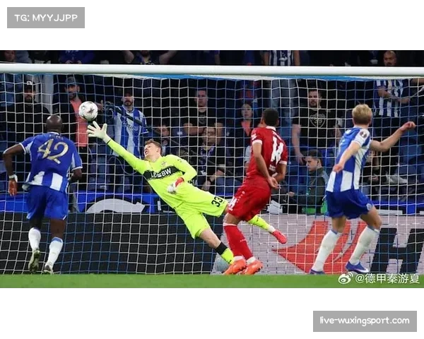 门将超级失误！德甲比赛中门将手抛球直接扔进自家球门